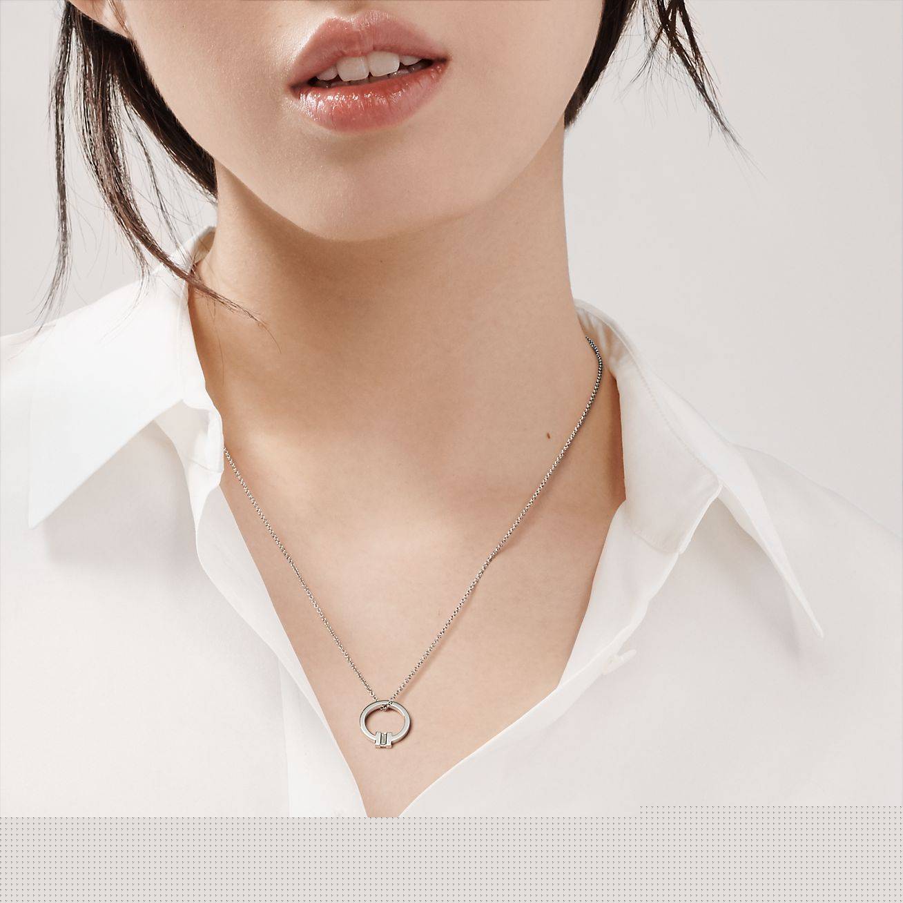 T*f*ny t pendant in 18k white gold with a baguette diamond