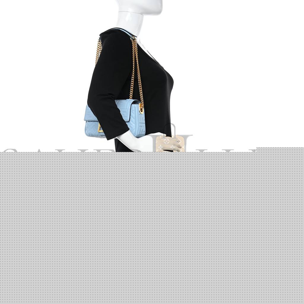 F**di nappa small ff embossed midi chain baguette azzurro baby (32*26*10cm)